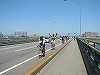 吉野川大橋をわたる集団。ここまでは70km強。天気もいいのでまだまだ元気です。